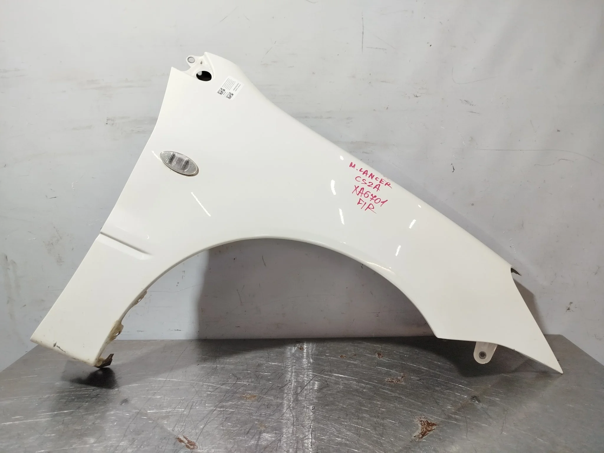 КРЫЛО MITSUBISHI 5220A734 ПЕРЕД ПРАВО белый, W37 XA6701