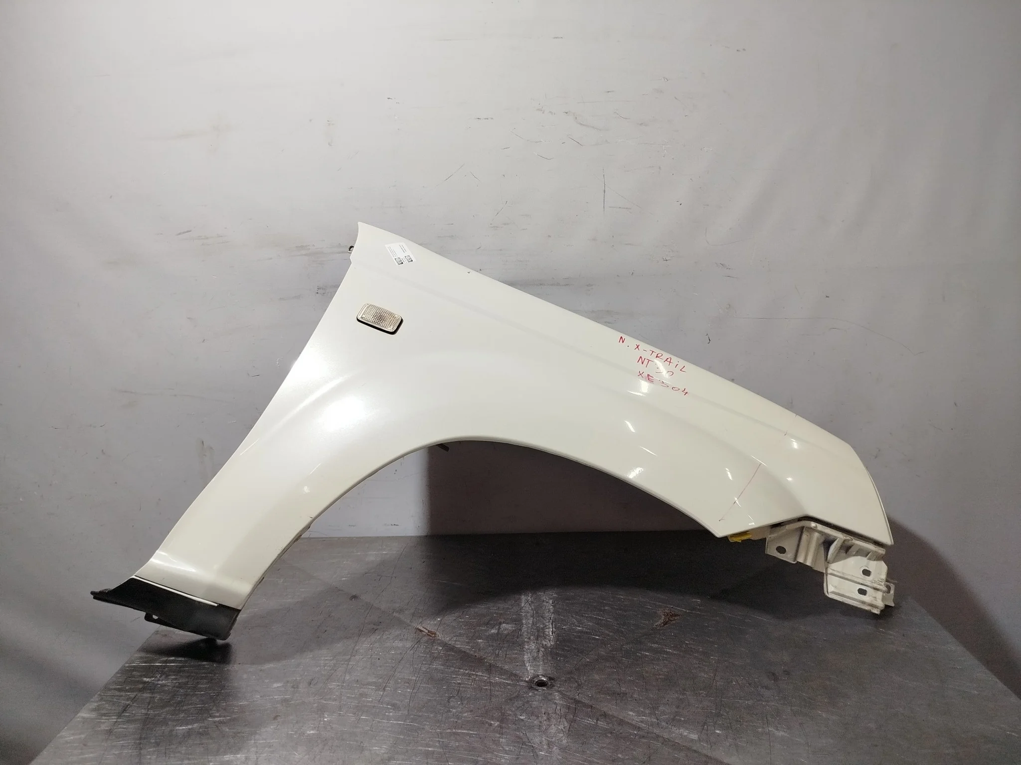 КРЫЛО NISSAN 631128H400 ПЕРЕД ПРАВО белый, QX1 XE304