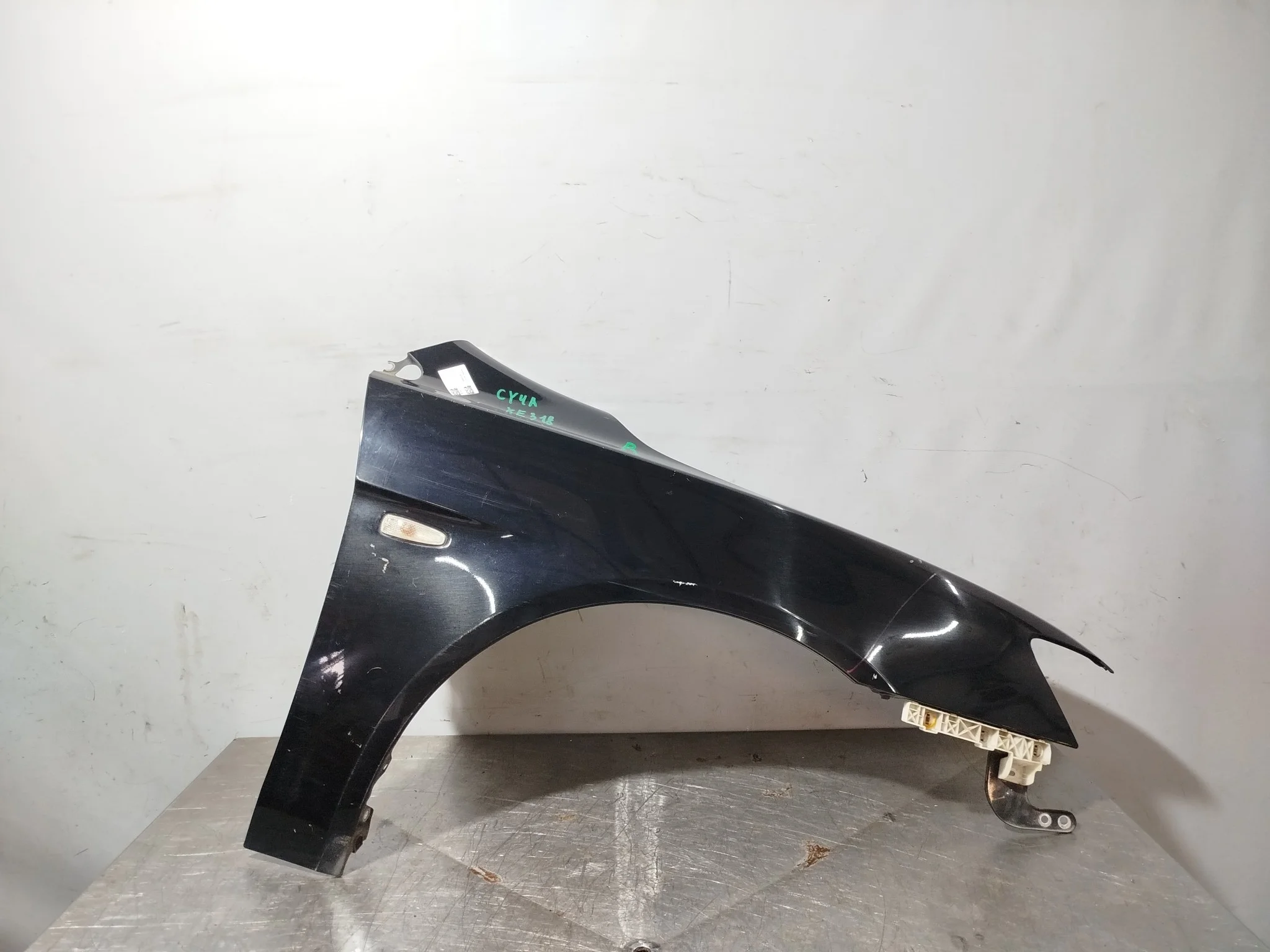 КРЫЛО MITSUBISHI 5220C528 ПЕРЕД ПРАВО черный, X42B XE318