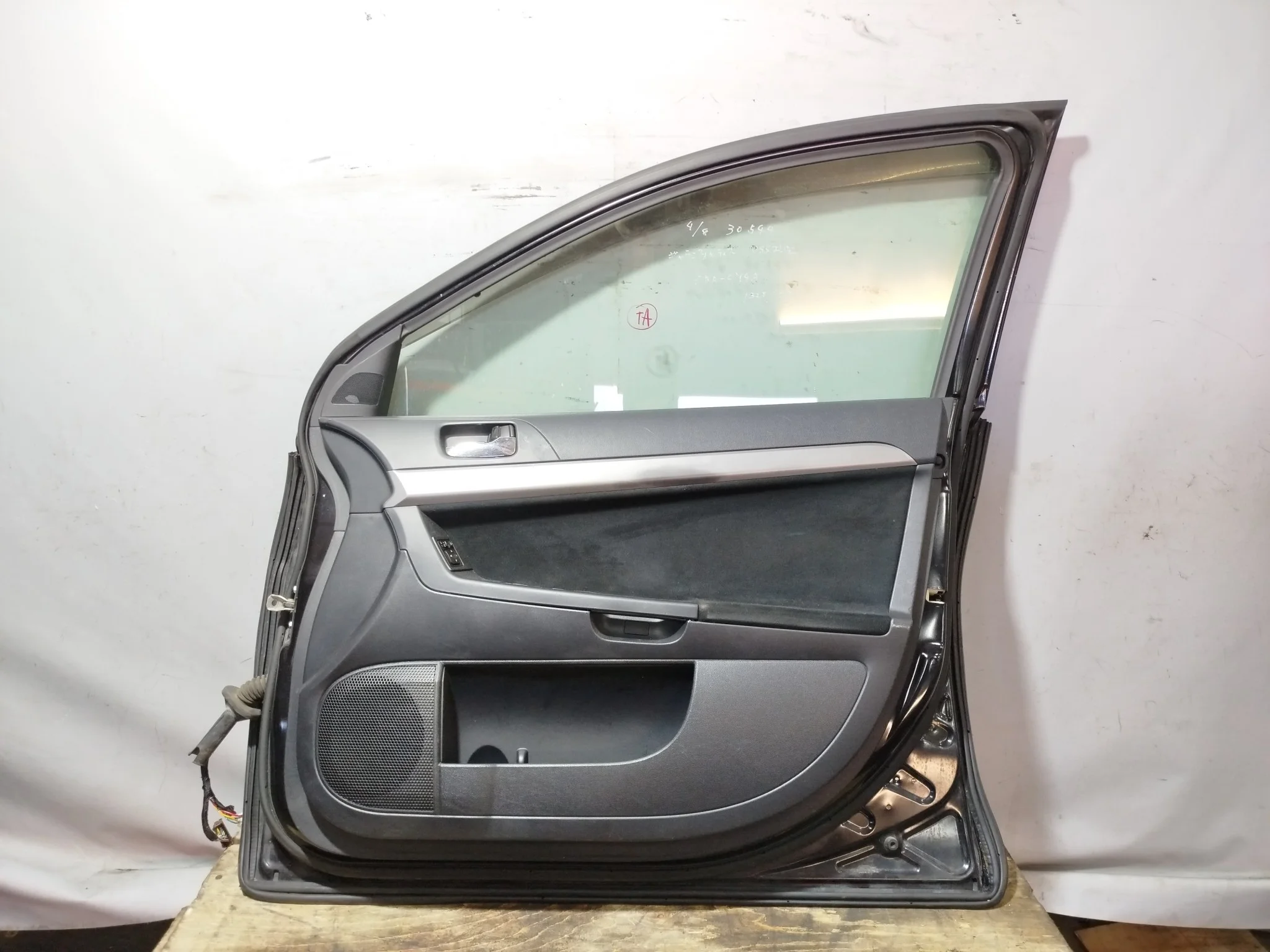 ДВЕРЬ MITSUBISHI 5700A558 ПЕРЕД ПРАВО черный, X42B XE318