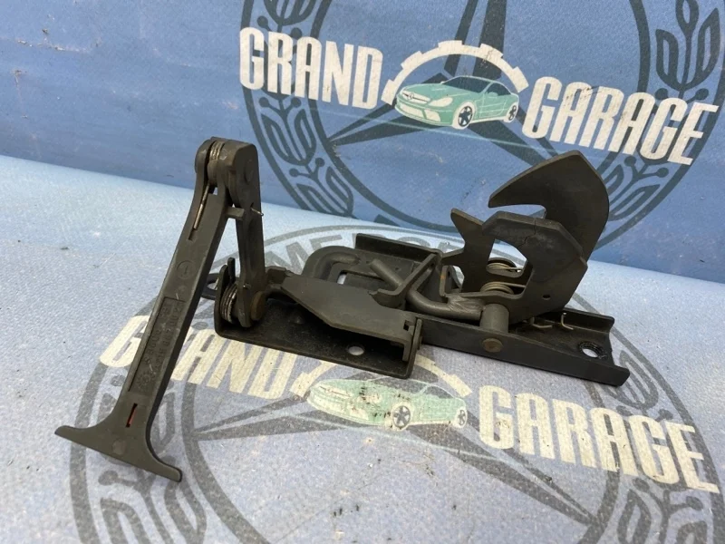 Крюк капота Mercedes-Benz 2158870027 W215