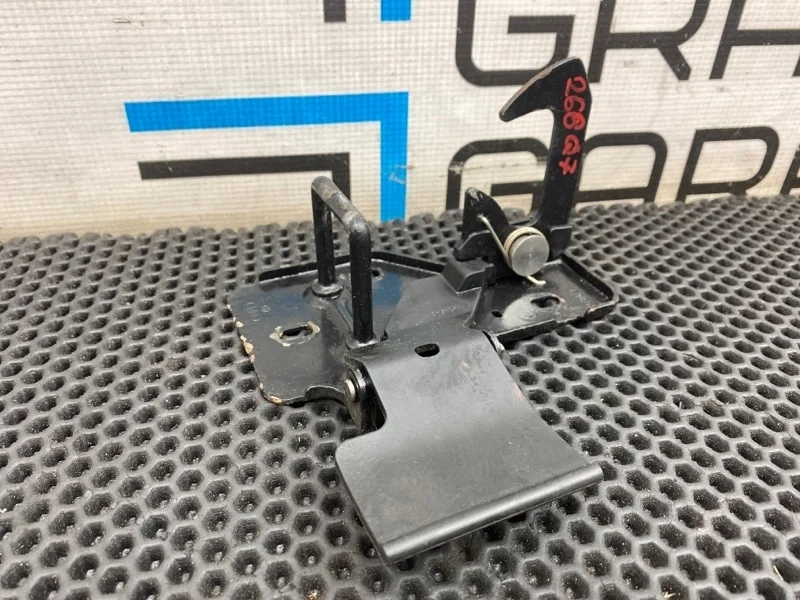 Крюк капота Audi Q7 4L0823480 4LB