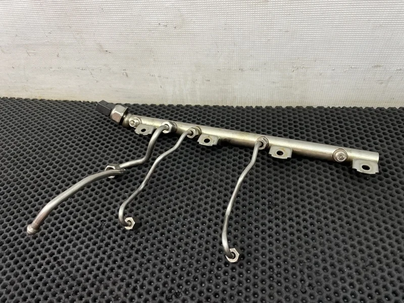 Рампа топливная Bmw X6 2010 13537547599 E71 N63B44A 4.4, правая