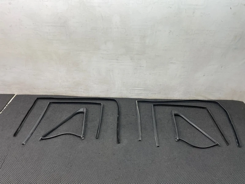 Уплотнитель стекла Mercedes-Benz E-Class 1998 2107250125 W210 112.911 2.4