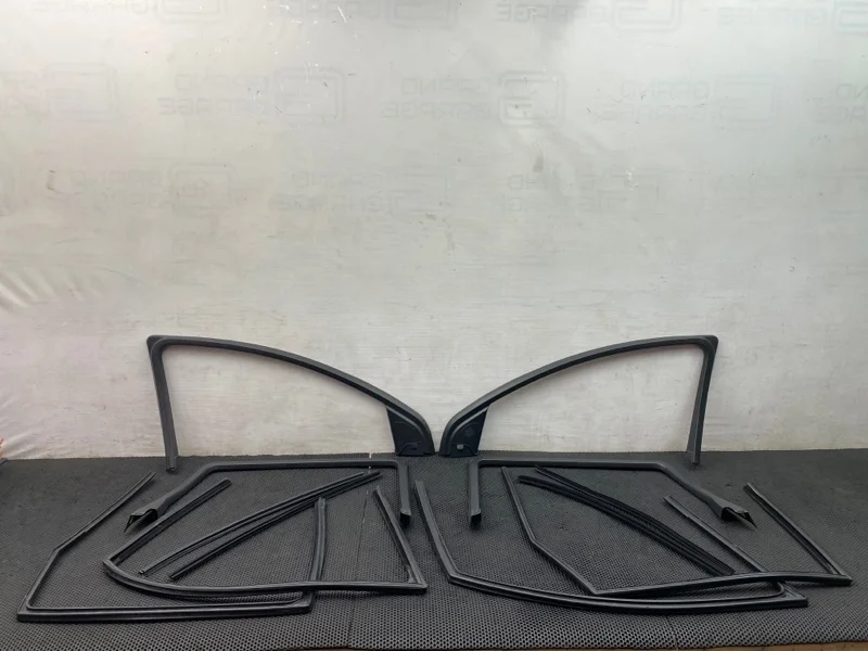 Уплотнитель стекла Audi Q7 2008 4L0867609 4LB BHK 3.6