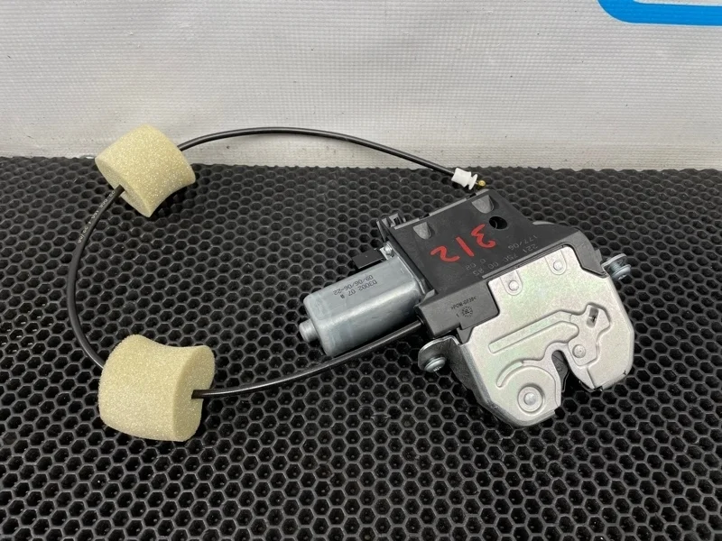 Замок багажника Mercedes-Benz S-Class 2006 2217500085 W221 272.965 3.5