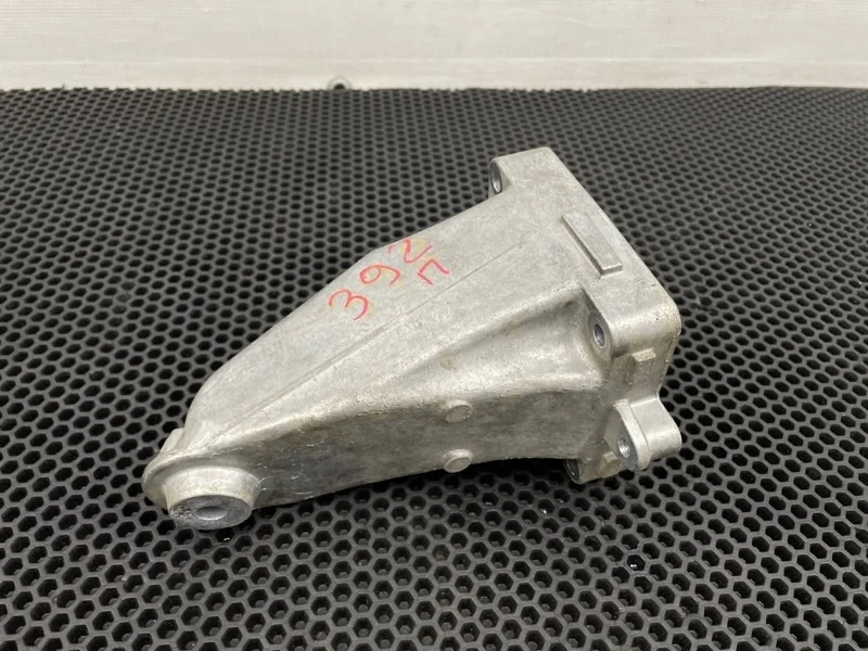 Кронштейн двигателя Mercedes-Benz C-Class 2012 A2712232304 W204 271.820 1.8, правый