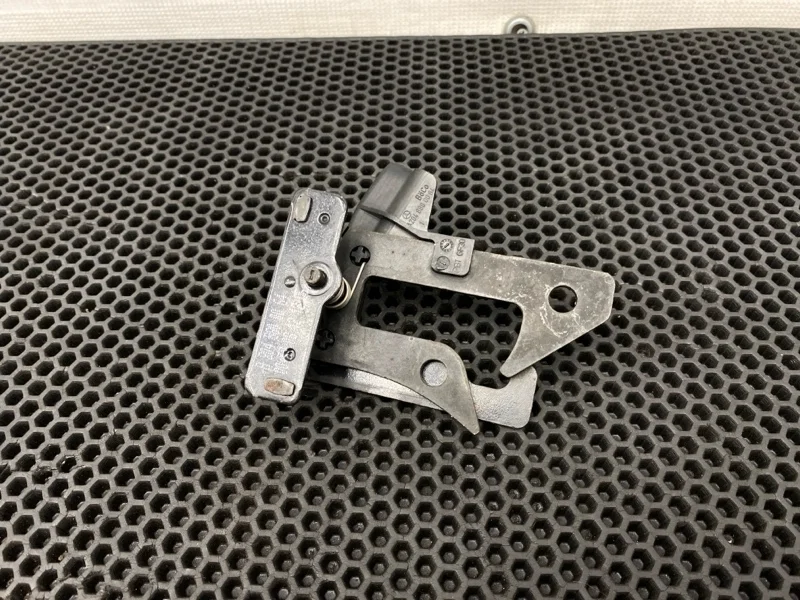 Крюк капота Mercedes-Benz C-Class 2012 A2048800064 W204 271.820 1.8