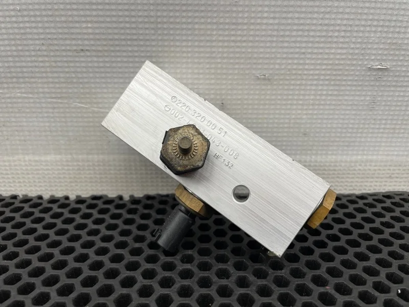 Блок клапанов гидроподвески Mercedes-Benz Cl-Class 2002 A2203200051 W215 113.960 5.0