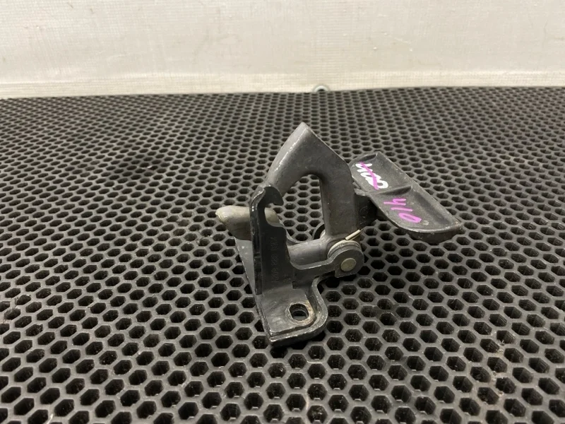 Крюк капота Mercedes-Benz Cls-Class 2005 A2098800164 W219 272.964 3.5