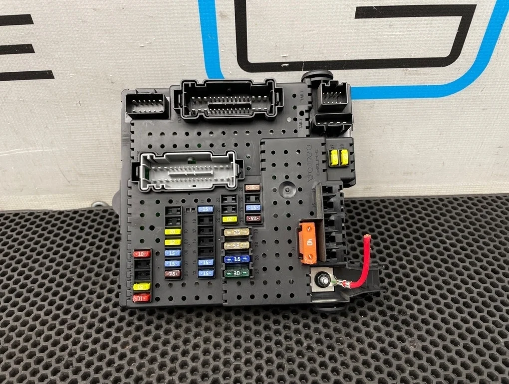Блок предохранителей Volvo Xc90 2007 30728512 C B6324S 3.2, задний
