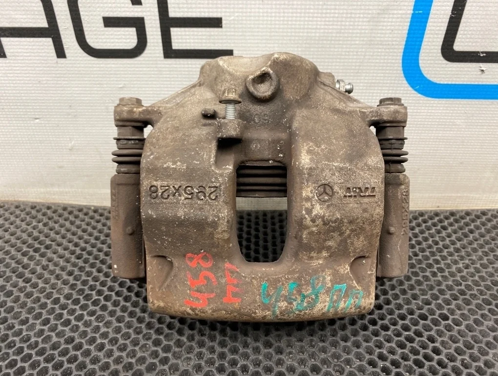 Суппорт Mercedes-Benz C-Class 2011 A2044212481 W204 271.860 1.8, передний правый