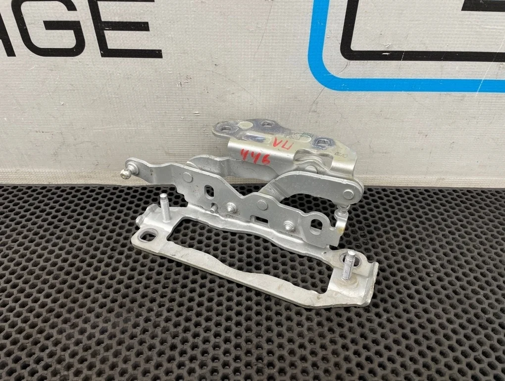 Петля капота Mercedes-Benz C-Class 2012 A2048800128 C204 271.820 1.8, левая