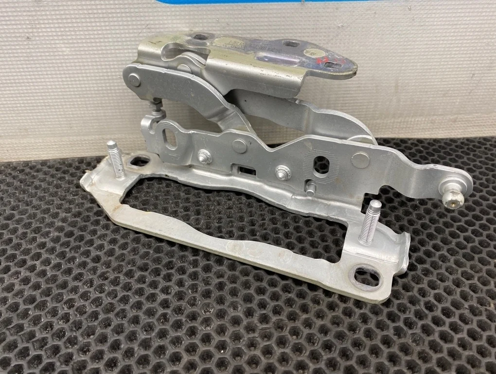 Петля капота Mercedes-Benz C-Class 2012 A2048800228 C204 271.820 1.8, правая