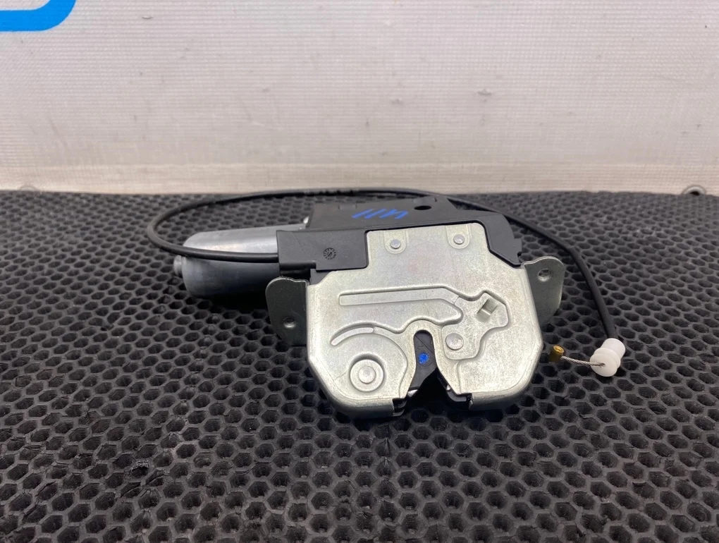 Замок багажника Mercedes-Benz S-Class 2005 A2217500085 W221 273.961 5.5