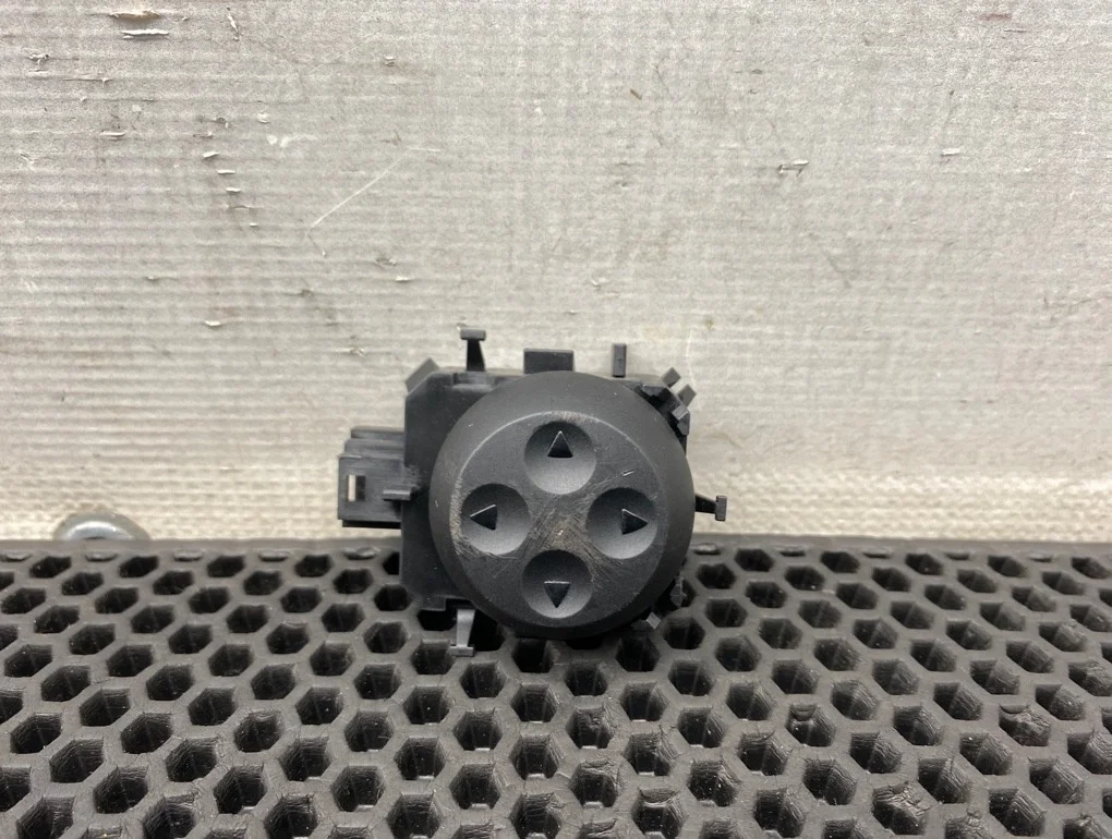 Кнопка Mercedes-Benz E-Class 2009 A2048702658 W212 272.980 3.5, передняя правая