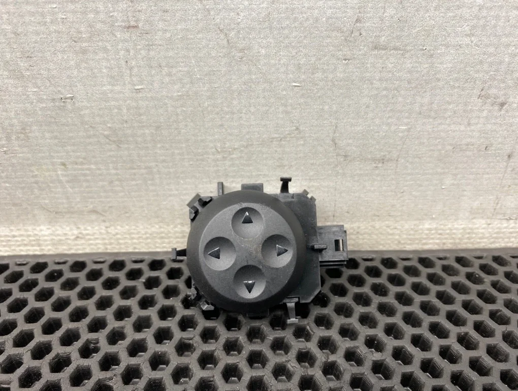 Кнопка Mercedes-Benz E-Class 2009 A2048702558 W212 272.980 3.5, передняя левая