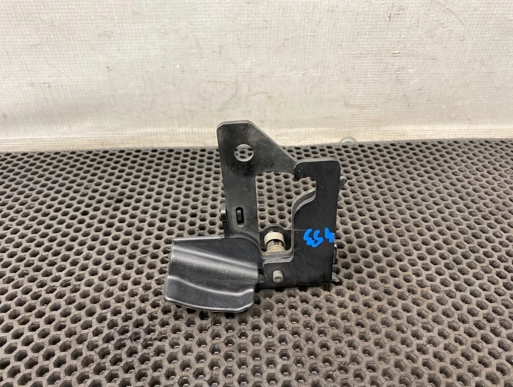 Крюк капота Mercedes-Benz E-Class 2009 A2128800064 W212 272.980 3.5