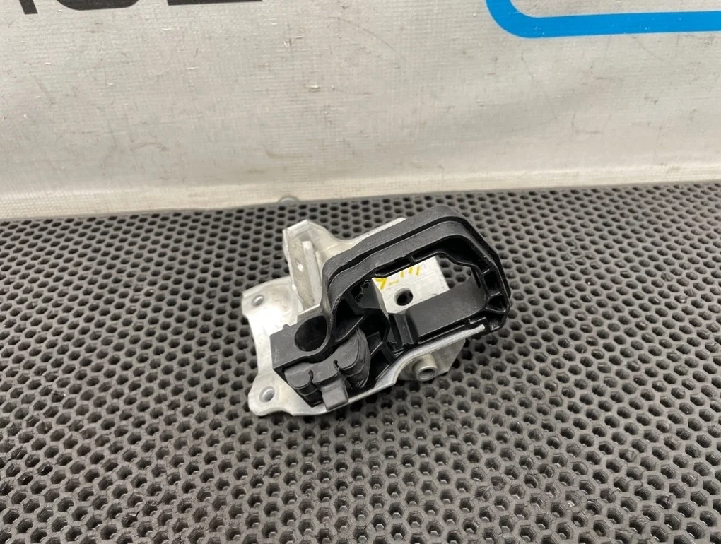 Кронштейн радиатора Bmw 5-Series 2010 17117575248 F10 N55B30A 3.0, правый