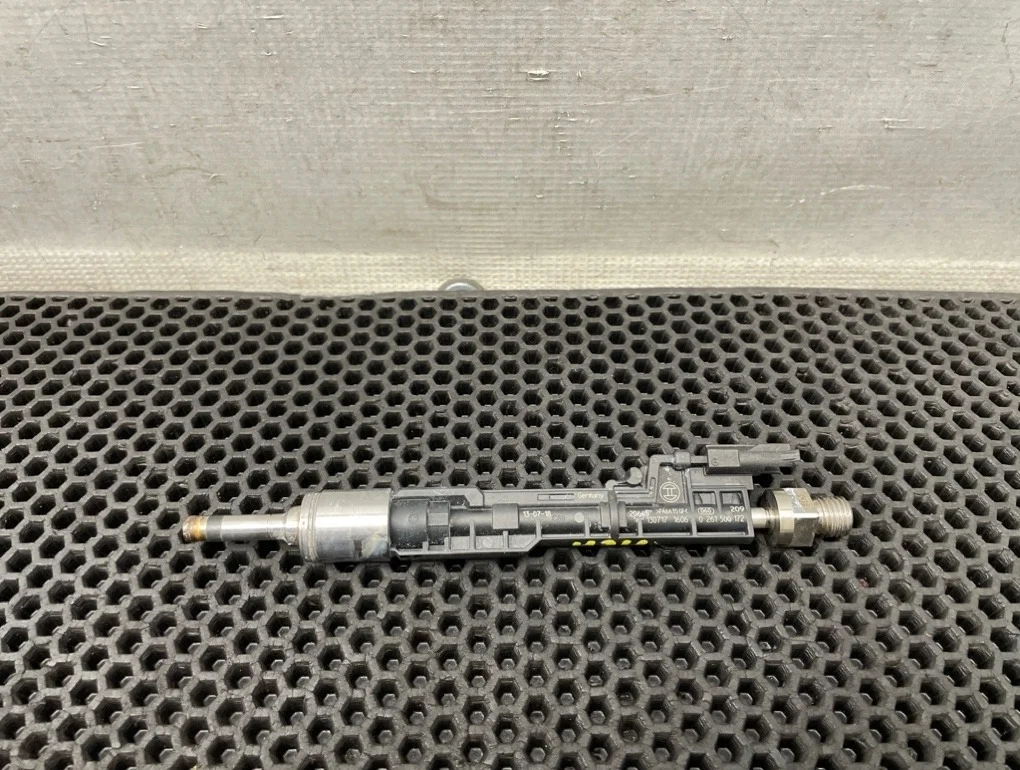 Форсунка топливная Bmw 3-Series 2014 13647639994 F30 N20B20B 2.0