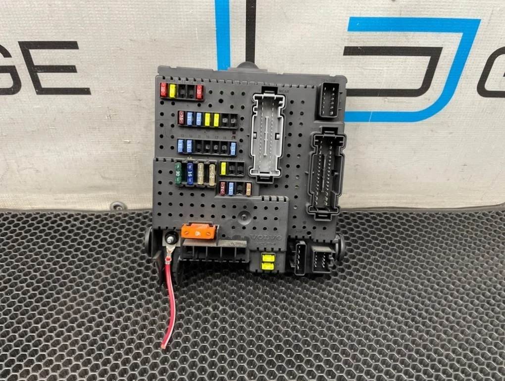 Блок предохранителей Volvo Xc90 2006 30728512 C B5254T2 2.5, задний