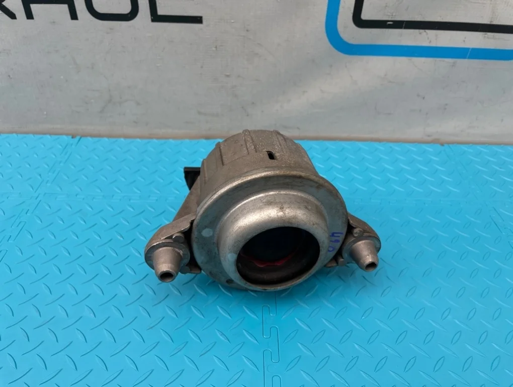 Подушка двигателя Mercedes-Benz E-Class 2011 A2072400017 C207 271.860 1.8, передняя