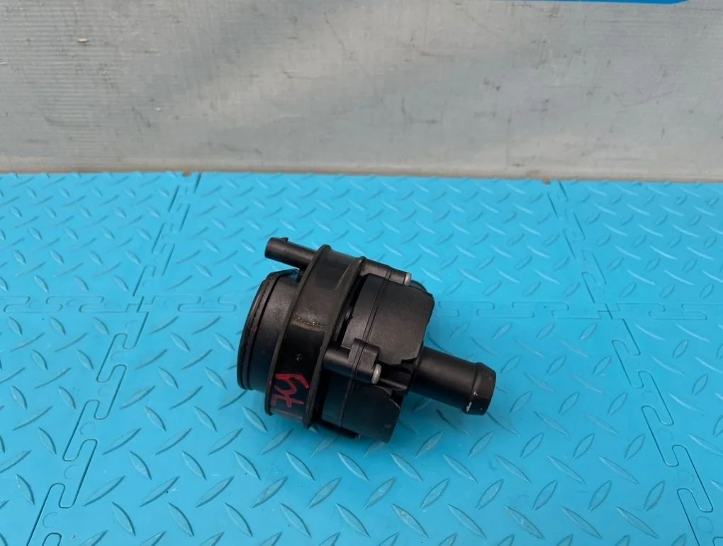 Насос водяной электрический Mercedes-Benz Cla-Class 2013 A0005000686 C117 270.920 2.0