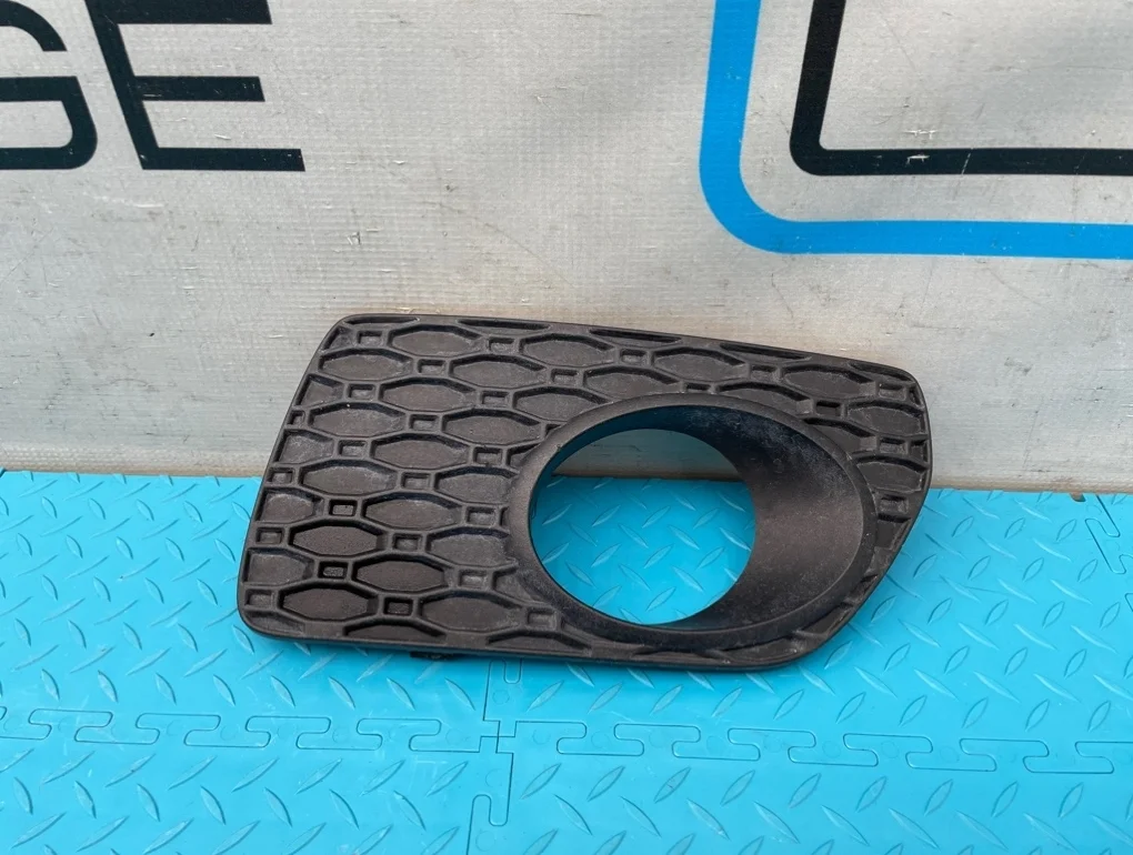 Решетка в бампер Volvo Xc70 2007 30678690 BZ B6324S 3.2, передняя правая