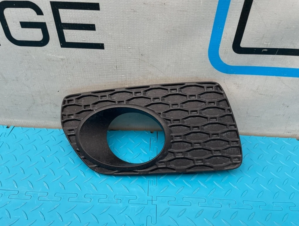 Решетка в бампер Volvo Xc70 2007 30678689 BZ B6324S 3.2, передняя левая