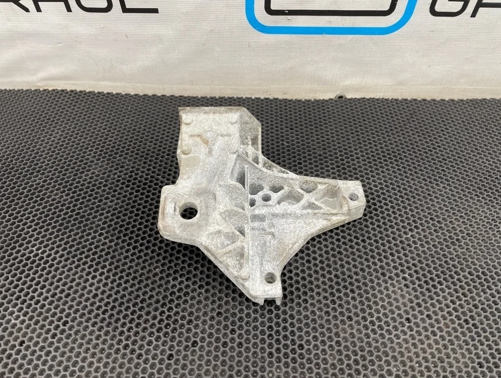 Кронштейн двигателя Volvo Xc70 2009 30793311 BZ B6324S 3.2, передний правый