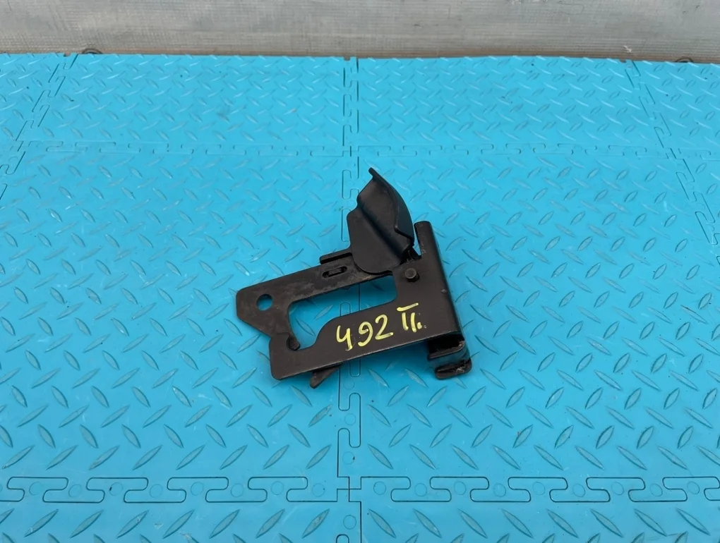 Крюк капота Mercedes-Benz C-Class 2009 A2048800064 W204 271.950 1.8