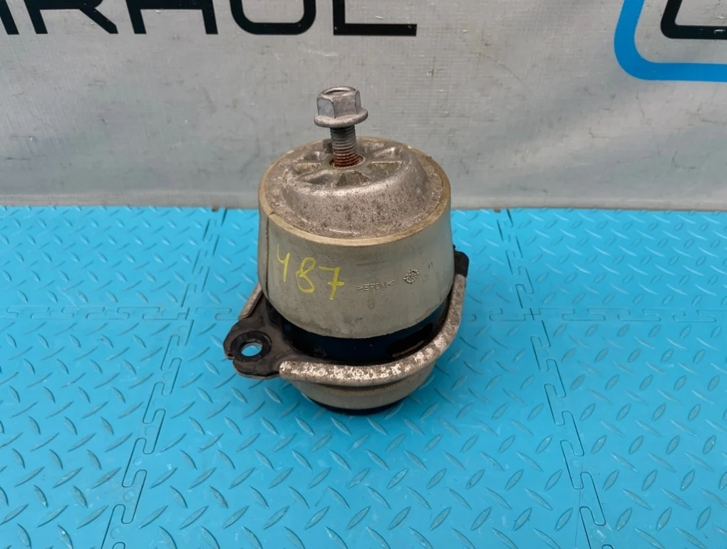 Подушка двигателя Volkswagen Touareg 2008 7L8199131A 7L6 BHK 3.6