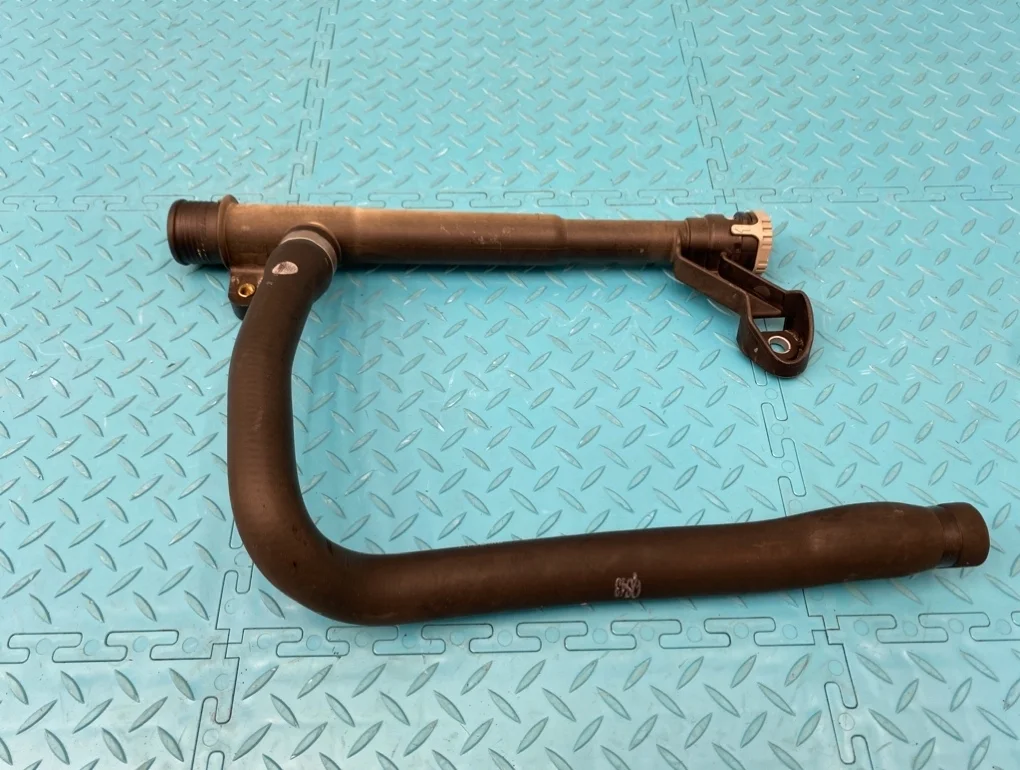 Патрубок охлаждения Volvo Xc70 2009 30774514 BZ B6324S 3.2