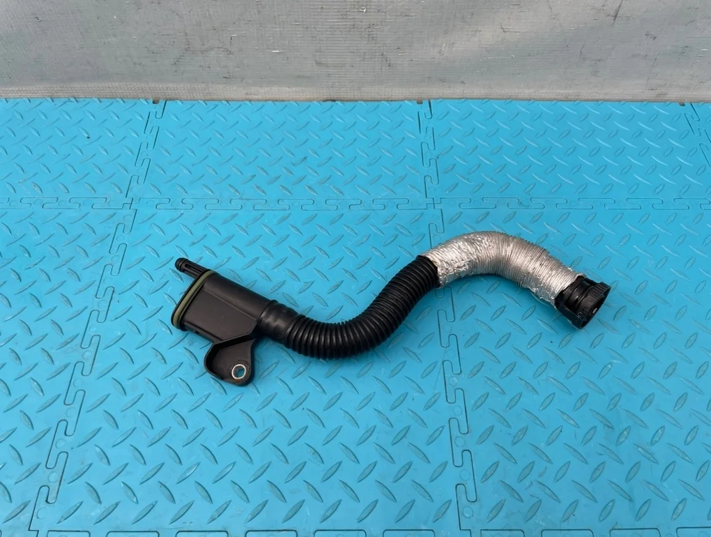 Шланг вентиляции картерных газов Volkswagen Scirocco 2009 06J103213B 137 CAWB 2.0