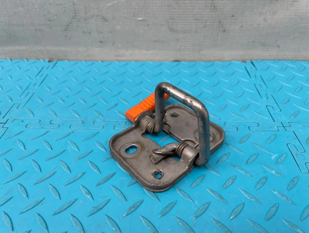 Крюк капота Volkswagen Scirocco 2009 1K8823186D 137 CAWB 2.0