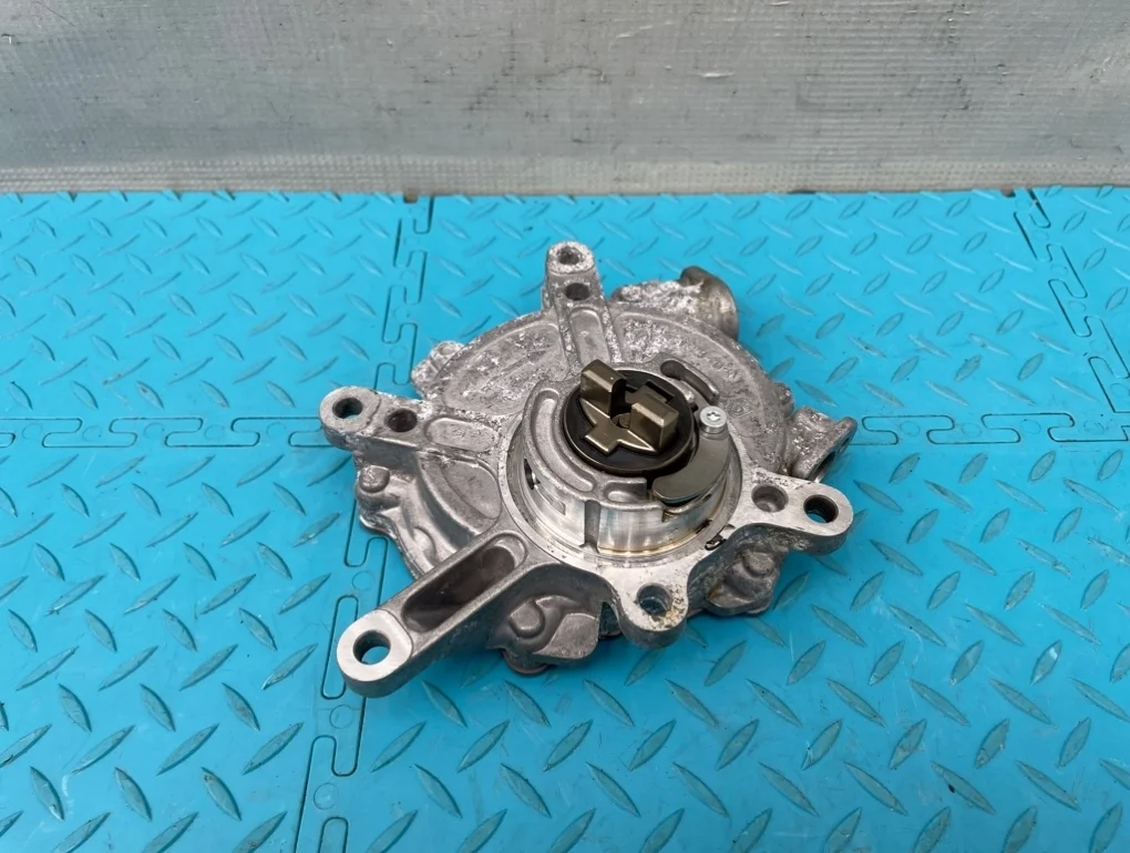 Насос вакуумный Mercedes-Benz E-Class 2011 A2762300065 W212 276.952 3.5