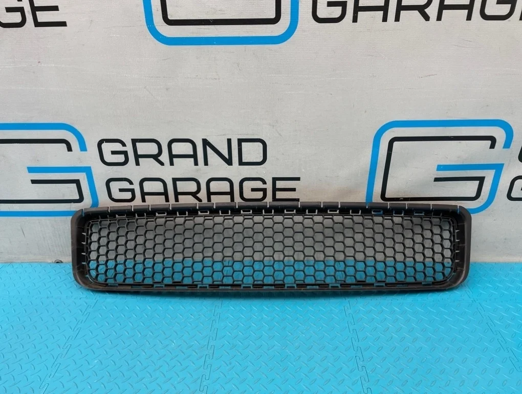 Решетка в бампер Volkswagen Touareg 2008 7L6853678F 7L6 BHK 3.6, передняя