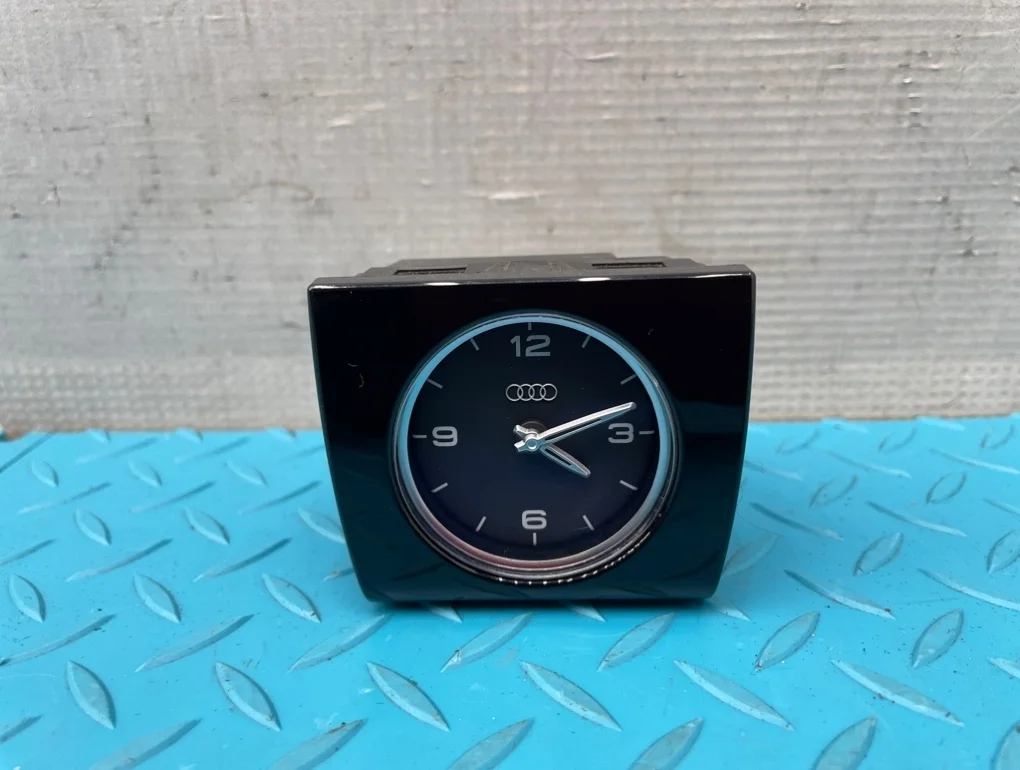 Накладка салона Audi A8 2012 4H0919204G D4 CGWD 3.0