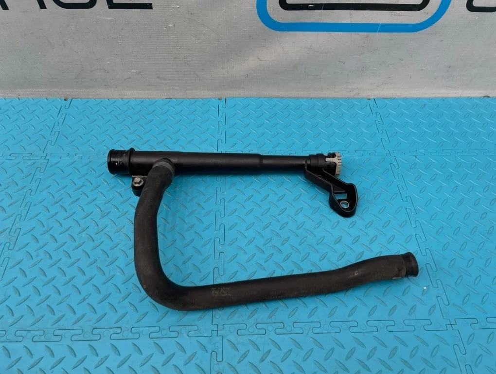 Патрубок охлаждения Volvo Xc90 2007 30774514 C B6324S 3.2