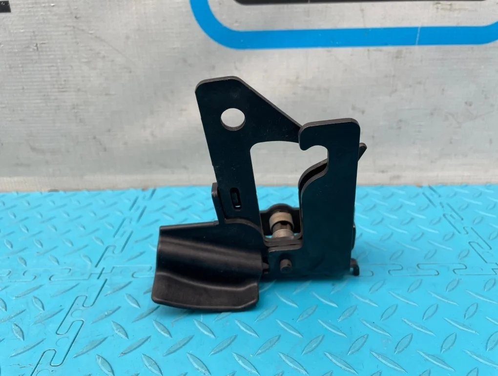 Крюк капота Mercedes-Benz E-Class 2013 A2128800064 W212 276.952 3.5