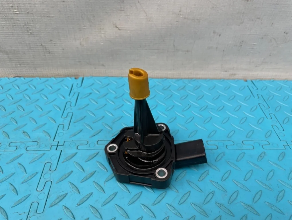 Датчик уровня масла Audi A8 2012 03C907660R D4 CGWD 3.0