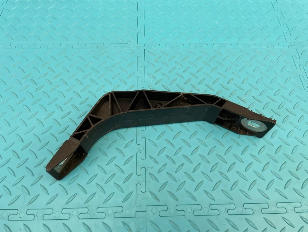 Кронштейн радиатора Audi Q3 2012 8U0805528 8UB CPSA 2.0, правый