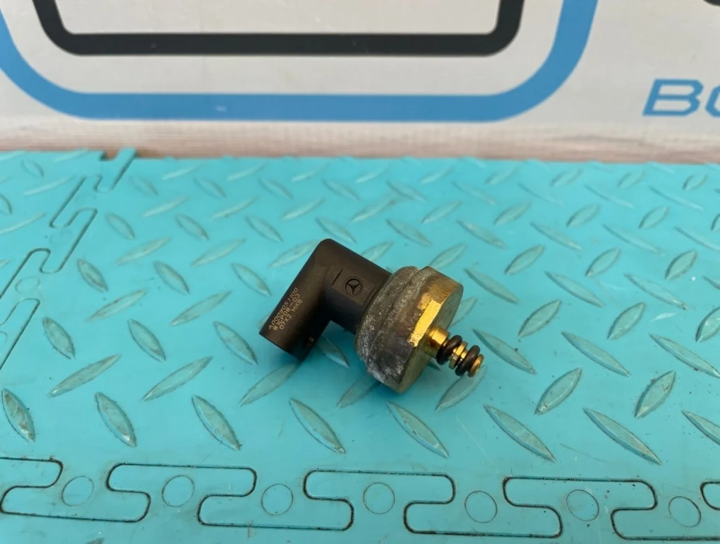 Датчик давления топлива Mercedes-Benz B-Class 2013 A0009051100 W246 270.910 1.6