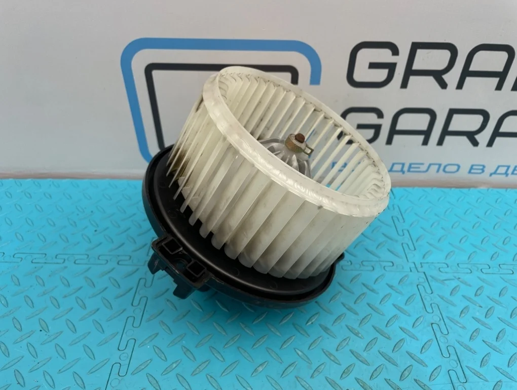 Моторчик печки Mitsubishi Pajero 1999 MR398381 V75W 6G74 3.5