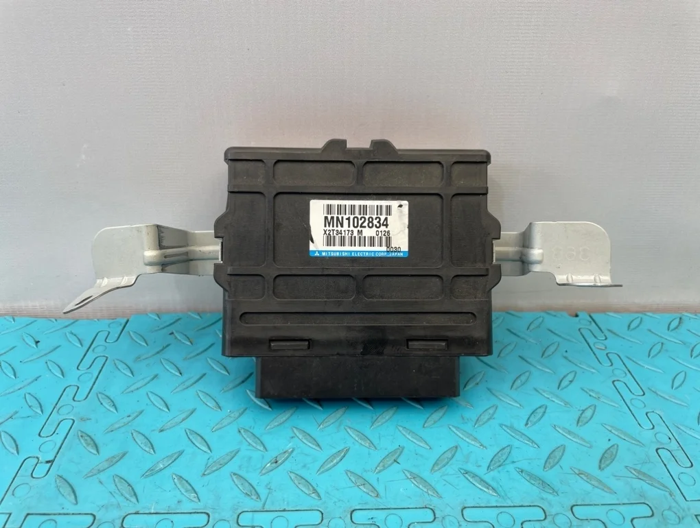 Блок ABS Mitsubishi Pajero 2010 MN102834 V93W 6G72 3.0