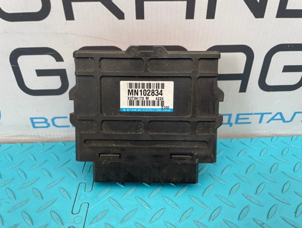 Блок электронный Mitsubishi Pajero 2004 MN102834 V73W 6G72 3.0