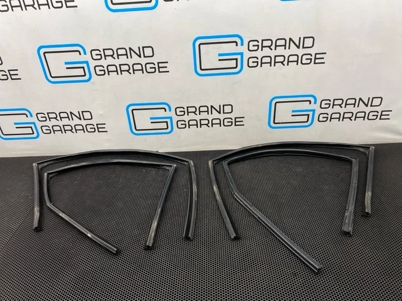 Уплотнитель стекла Audi Q7 2009 4L0837439B 4LB BAR 4.2