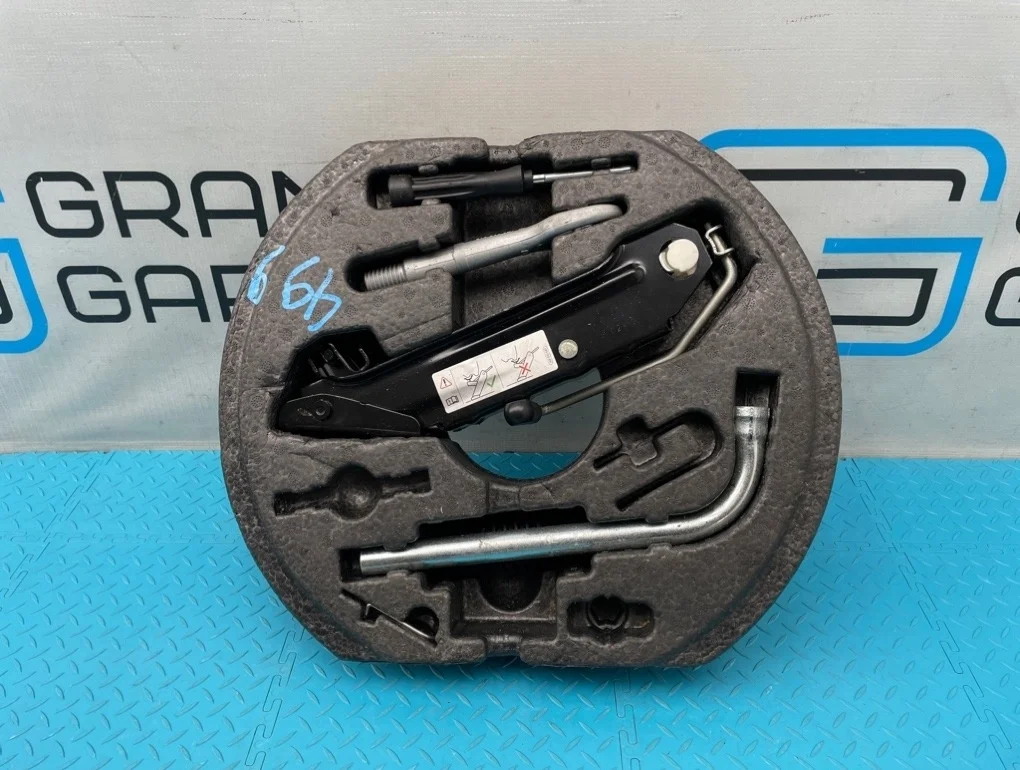 Набор инструментов Volkswagen Scirocco 2009 1K0012115F 137 CAWB 2.0