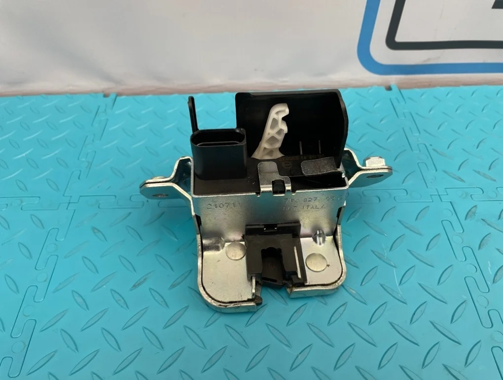 Замок багажника Volkswagen Touareg 2012 7P0827505G 7P5 CGRA 3.6