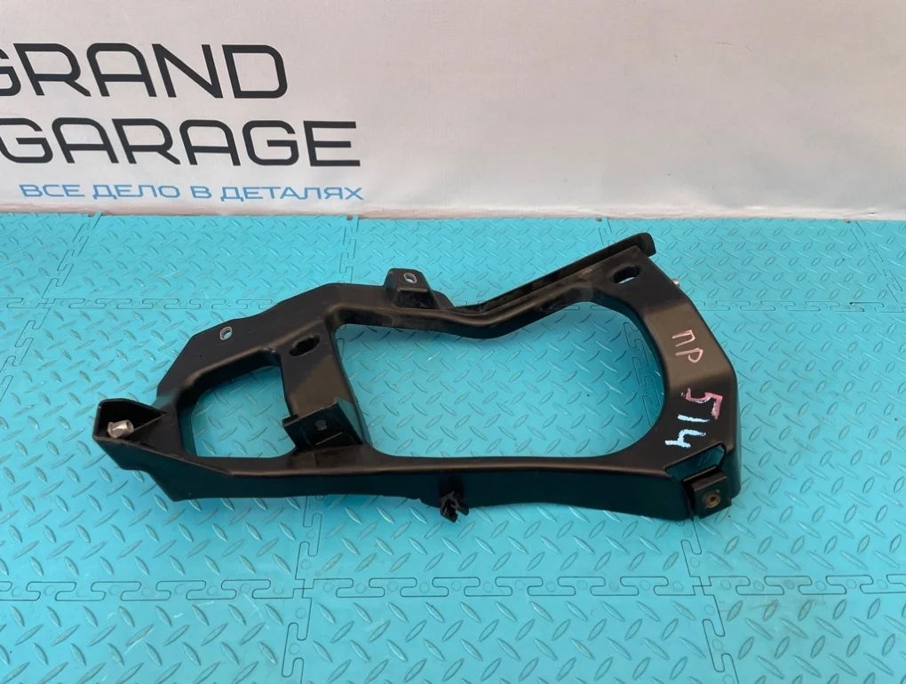 Кронштейн фары Volkswagen Touareg 2012 7P6806510 7P5 CGRA 3.6, передний правый